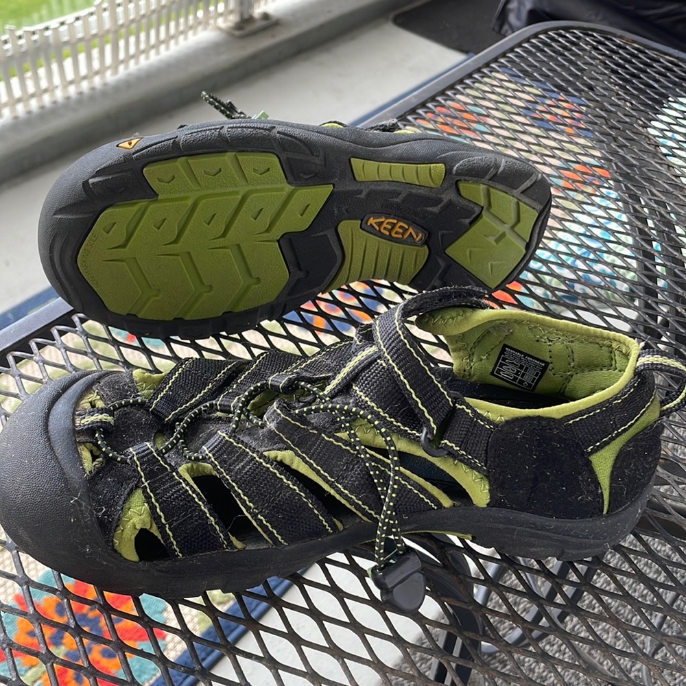 Keen waterproof sandals / hiking shoes. Kids size 6. FEATURES
